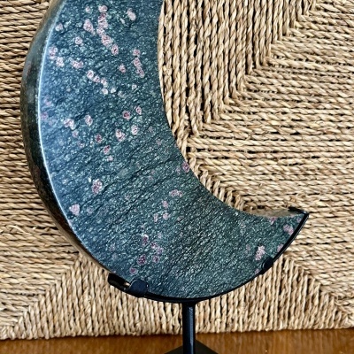 Zoisite com Rubi – forma Lua Crescente, em suporte personalizado