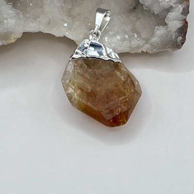 Pingente de Citrino Bruto em Banho de Prata - Beleza Natural e Energia Positiva