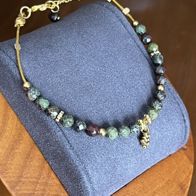 Pulseira em Aço Dourado com Pedra Sangue de Dragão Natural