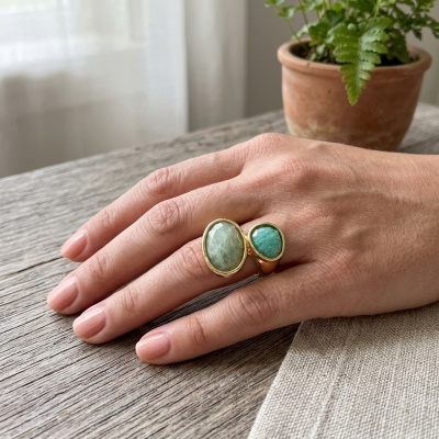 Anel Dourado Elegance – Pedra Natural