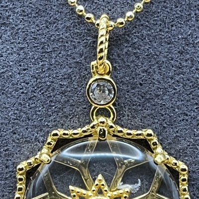 Colar Dourado com Flor de Quartzo e Ônix Verde - Elegância e Sofisticação