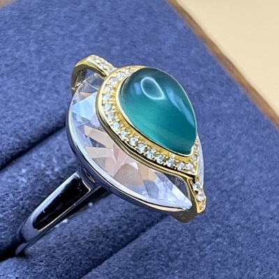 Anel de Prata com Quartzo Claro e Ônix Verde - Luxo e Elegância