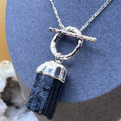 Colar com pingente de Turmalina Bruta em Banho de Prata - Força Natural