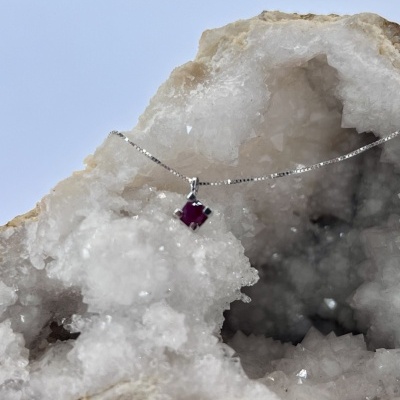 Colar com Pingente de Rubi em Ouro Branco 18Kt - Elegância Refinada