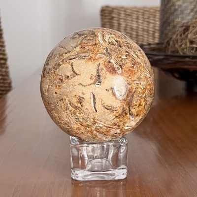 Esfera Natural de Calcita de Mel com Fragmentos de Amazonita – 1,32 kg