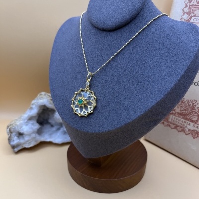 Colar Dourado com Flor de Quartzo e Ônix Verde - Elegância e Sofisticação