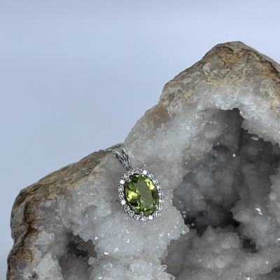 Colar em Ouro Branco 18Kt com Diamantes e Ametista Verde - Elegância Atemporal