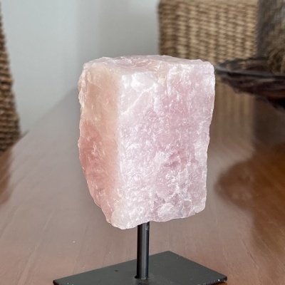 Quartzo Rosa com Suporte - Amor e Elegância