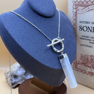 Colar com pingente de Selenito Bruto em Banho de Prata