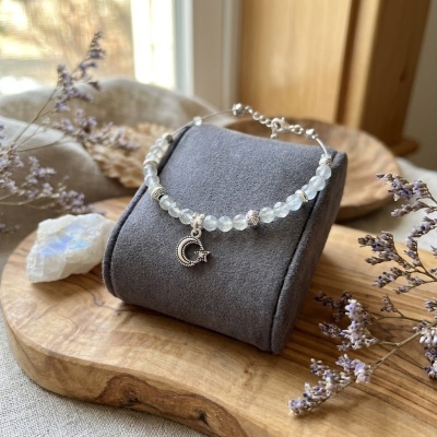 Pulseira em Aço Inoxidável com Pedra da Lua e Pingente Lua Estrela