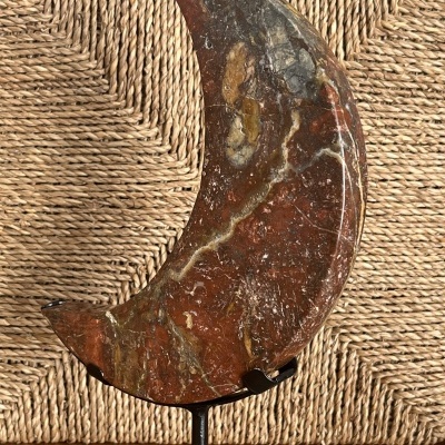 Jaspe Vermelho bruto – Lua Crescente, em suporte personalizado