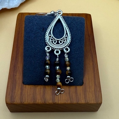 Brincos em Aço Inoxidável com Olho de Tigre – Elegância Artesanal