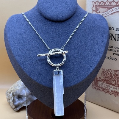 Colar com pingente de Selenito Bruto em Banho de Prata