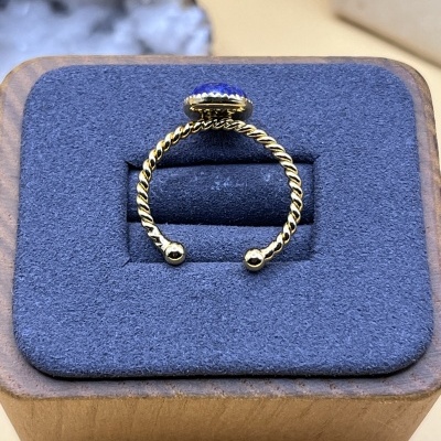 Anel Torcido Banhado a Ouro 18k com Lápis-Lazúli - Ajustável e Elegante