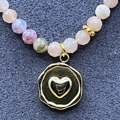 Colar em Aço Dourado com Pedra Sunstone, Turmalina Rosa e Pingente em Forma de Coração