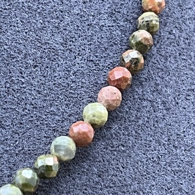 Colar em Aço Inoxidável com Unakite e Flor Dourada - Elegância Natural e Harmonia