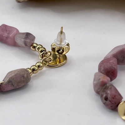 Brincos em Aço Inoxidável com Lascas de Pedra Natural Rosa Velho - Leves e Elegantes