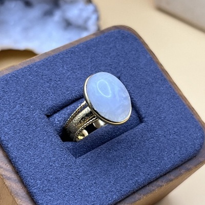 Anel Ajustável Dourado com Moonstone Arco-Íris - Elegância e Magia Natural