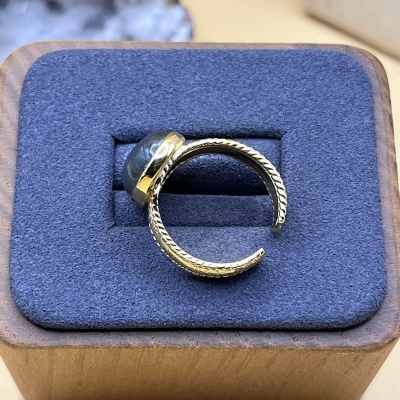 Anel Dourado com Labradorita - Ajustável e Sofisticado