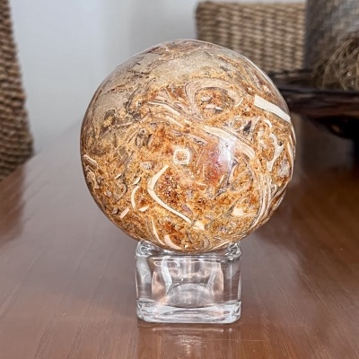 Esfera Natural de Calcita de Mel com Fragmentos de Amazonita – 1,32 kg