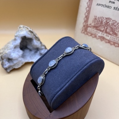 Pulseira Oval com Pedra da Lua em Prata Esterlina 925 - Brilho Lunar