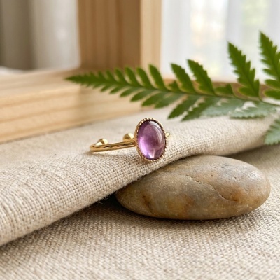 Anel Oval Ajustável Banhado a Ouro com Ametista Natural - Elegante e Versátil
