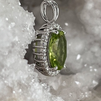 Colar em Ouro Branco 18Kt com Diamantes e Ametista Verde - Elegância Atemporal