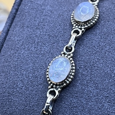 Pulseira Oval com Pedra da Lua em Prata Esterlina 925 - Brilho Lunar