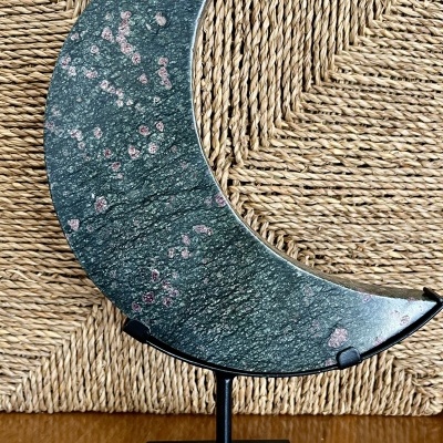 Zoisite com Rubi – forma Lua Crescente, em suporte personalizado