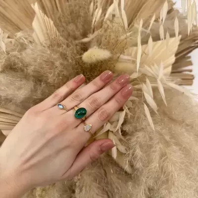 Anel Mathilde em Malaquita - Elegância Ajustável e Energia Natural