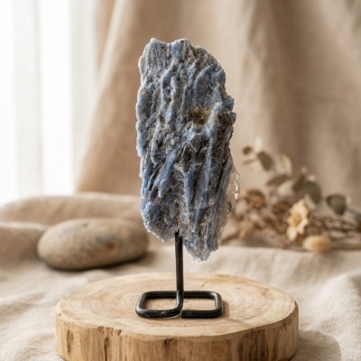 Cristal de Cianita Azul Natural em Suporte Metálico – Peça Decorativa e de Coleção