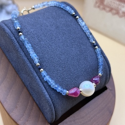 Pulseira em Ouro Amarelo 18K com Pérola Akoya, Safira Azul, Rubi e Água-Marinha