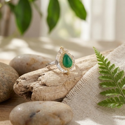 Anel de Prata com Quartzo Claro e Ônix Verde - Luxo e Elegância