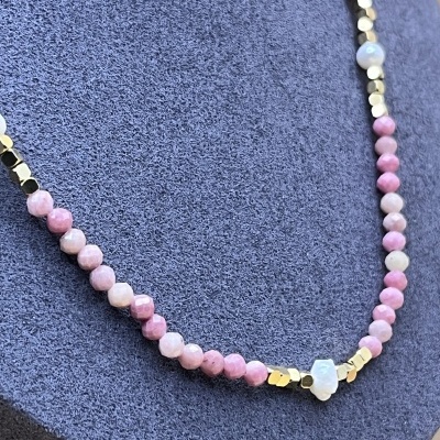Colar de Aço Inoxidável com Turmalina Rosa e Pérolas Naturais - Sofisticação Delicada
