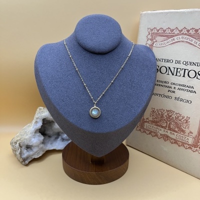 Colar Dourado em Aço Inoxidável com Labradorite - Elegância e Energia Natural