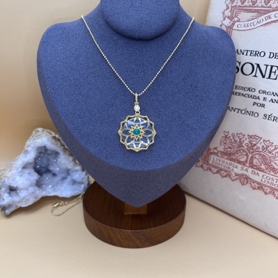 Colar Dourado com Flor de Quartzo e Ônix Verde - Elegância e Sofisticação