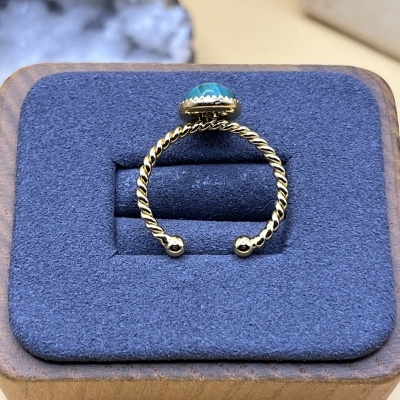 Anel Torcido Banhado a Ouro com Malaquita - Ajustável, Natural e Sofisticado