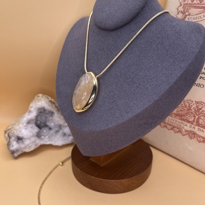 Colar Dourado com Quartzo Rutilado - Elegância e Energia