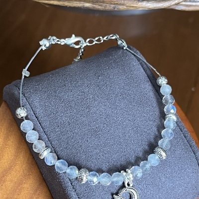 Pulseira em Aço Inoxidável com Pedra da Lua e Pingente Lua Estrela