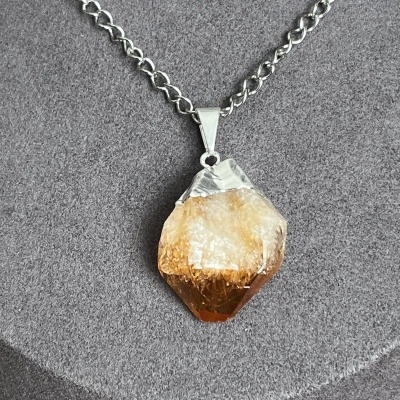 Colar em Aço Inoxidável com Pendente de Citrino Natural Bruto