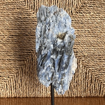 Cristal de Cianita Azul Natural em Suporte Metálico – Peça Decorativa e de Coleção