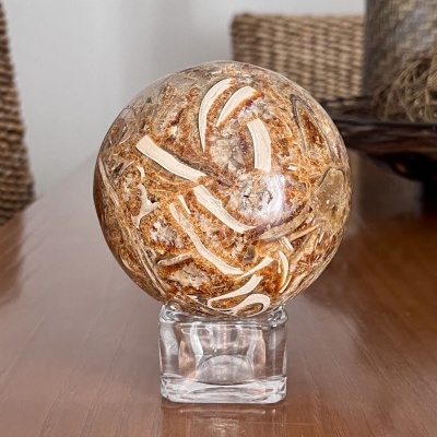 Esfera Natural de Calcita de Mel com Fragmentos de Amazonita – 1,32 kg