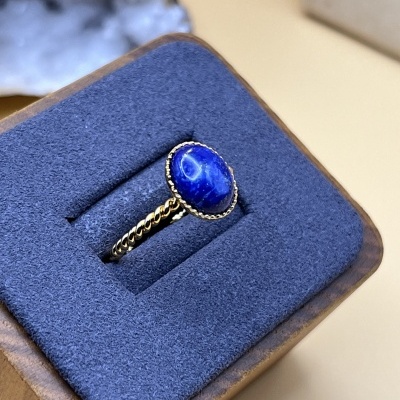 Anel Torcido Banhado a Ouro 18k com Lápis-Lazúli - Ajustável e Elegante