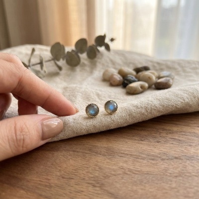 Brincos Dourados com Labradorite Natural - Minimalistas e Elegantes