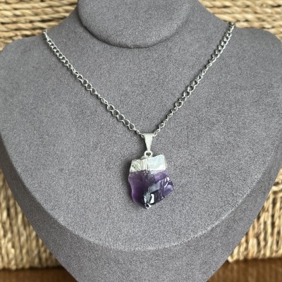 Colar em Aço Inoxidável com Pendente de Ametista Natural Bruta