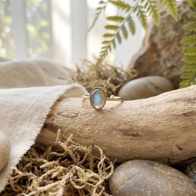Anel Fino Banhado a Ouro 18k com Labradorite - Ajustável e Minimalista