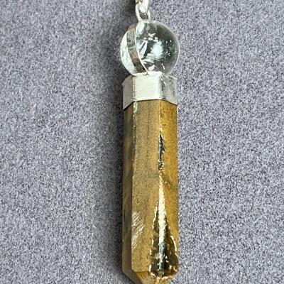 Colar em Aço Inoxidável com Pendente em Olho de Tigre e Quartzo