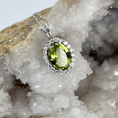 Colar em Ouro Branco 18Kt com Diamantes e Ametista Verde - Elegância Atemporal