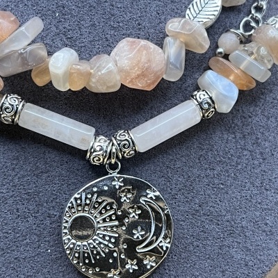 Colar Longo Artesanal em Aço Inox com Pedra do Sol e Quartzo Rosa