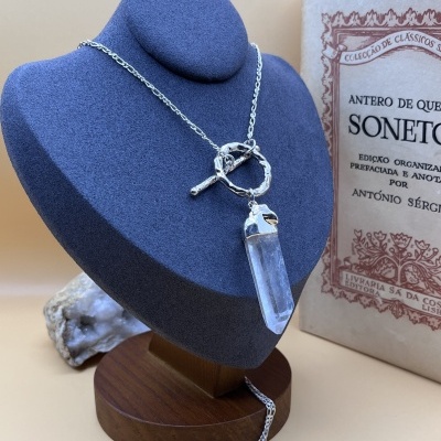 Colar com Pingente de Quartzo Bruto com Banho de Prata - Essência Natural